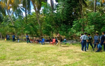 Semangat Gotong Royong, Keluarga Besar MTsN 4 Bolsel Bersihkan Lapangan Madrasah