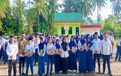 Kepala MTs Negeri 4 Bolsel Serahkan Al-Qur'an Kepada 8 Siswa Pengisi Buku Ramadhan Terbaik