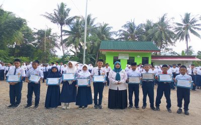 Kepala MTsN 4 Bolsel Serahkan Sertifikat MATAMUDA  Kepada Seluruh Murid Baru