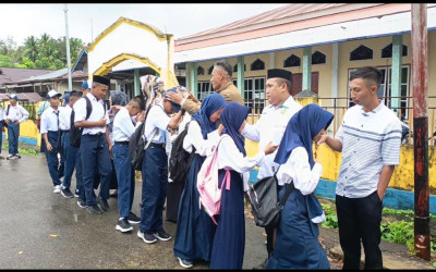 Guru dan Staf MTs Negeri 4 Bolsel Sambut Siswa Dengan Penuh Kehangatan