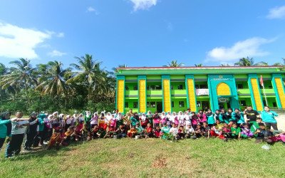 Murid Baru MTsN 4 Bolsel Laksanakan Penanaman Pohon: Ciptakan Lingkungan Madrasah Asri Dan Sejuk